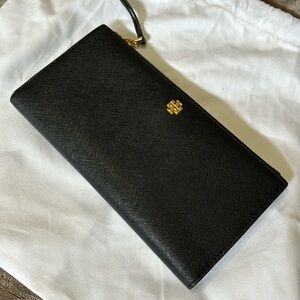 LIKE NEW Tory Burch wallet with gold hardware